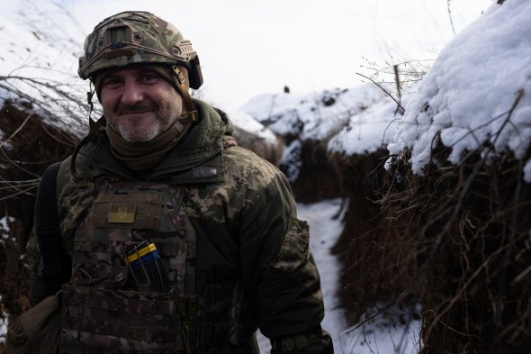 Украинский солдат на линии фронта в Золотом, на Донбассе 