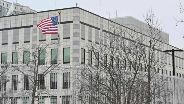  Сотрудникам посольства США в Киеве было приказано покинуть здание из-за опасений надвигающегося российского вторжения 