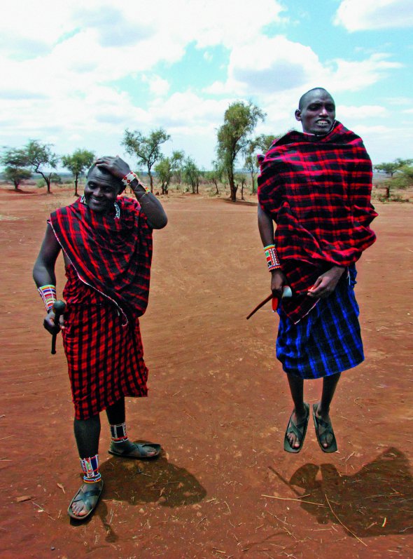 Чоловіки з племені масаї танцюють для туристів неподалік  кенійського національного заповідника Амбоселі. Стрибають по черзі під гортанні пронизливі звуки 