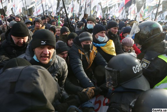 Сегодня у Верховной Рады предприниматели подрались с полицией. Многие митингующие были арестованы