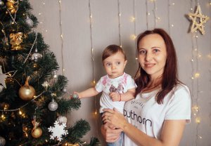 Годовалая Виктория Лазарева из города Ирпень Киевской области имеет врожденный порок обеих почек, хроническую почечную недостаточность IV степени. На трансплантацию органа требуется $65 тыс.