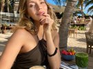 Телеведущая Регина Тодоренко восхищает фигурой в пляжных образах