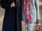 Для кутюрной Недели моды в Париже звезда выбрала серый костюм-тройку, состоящую из жакета, жилета и брюк