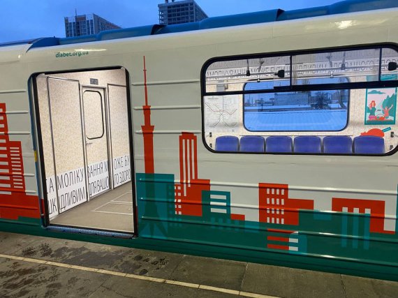 Цветной поезд стал частью программы информирования о сахарном диабете - вагоны разрисовали картинками из жизни людей в мегаполисах