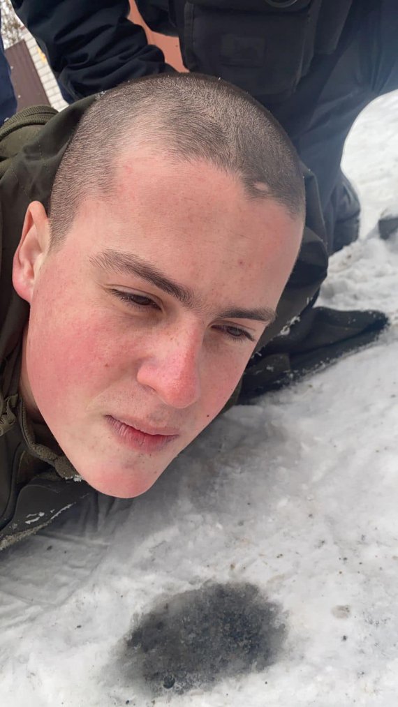 Под Днепром задержали солдата Артема Рябчука, убившего пятерых сослуживцев. Столько же – ранил