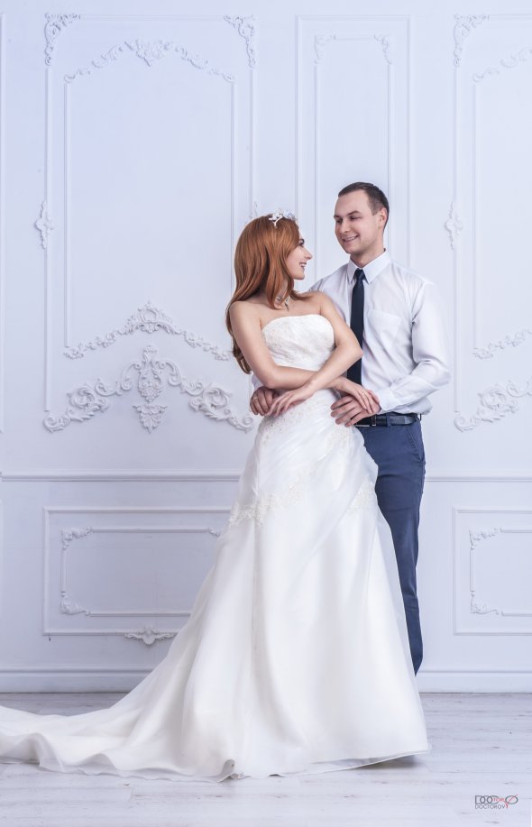 Весільні фотосесії роблять на звичайному білому або сірому студійному фоні, без зайвих яскравих декорацій
