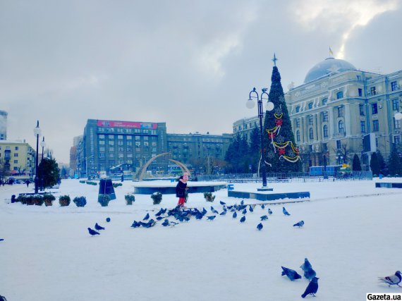 Будним утром на Привокзальной площади Харькова малолюдно