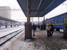 Морозным утром пассажиры поезда спешат поскорее оказаться в тепле вокзала и метро, а мужчины на перроне предлагают транспорт до Белгорода