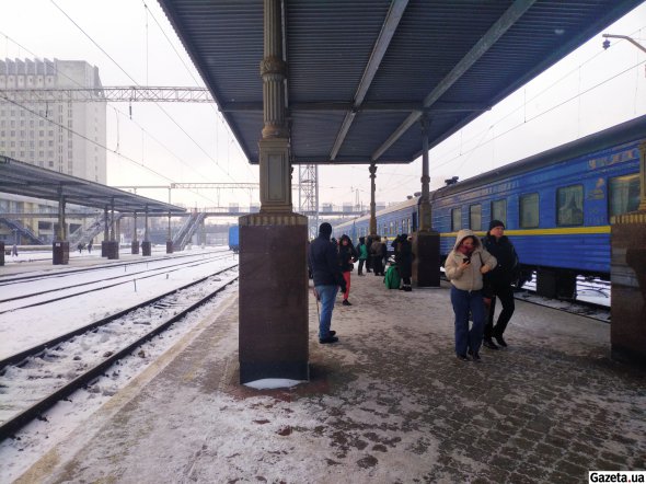 Морозним ранком пасажири потяга поспішають швидше опинитися в теплі вокзалу та метро, а чоловіки на пероні пропонують транспорт до Бєлгорода