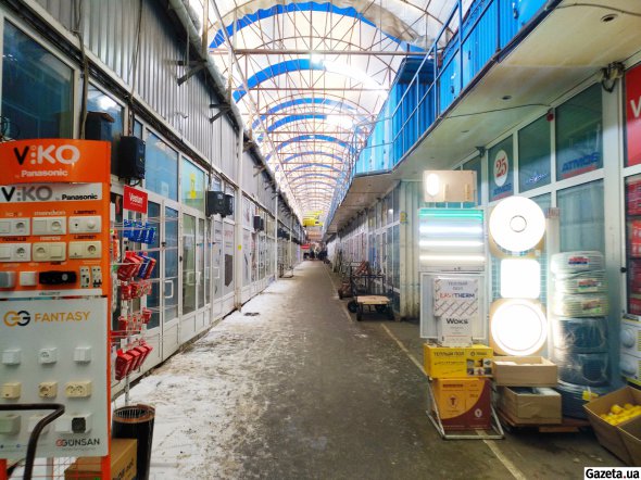 В будние дни покупателей на рынке "Барабашово" практически нет. Многие магазины закрыты