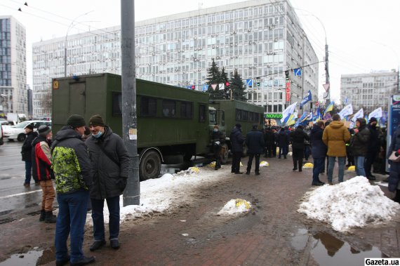 Под Апелляционным судом Киева собирались сотни сторонников пятого президента Петра Порошенко