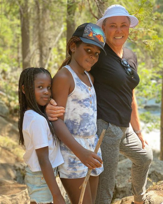 Американская киноактриса Шарлиз Терон редко показывает пользователям своих приемных дочерей - 10-летнюю Джексон (справа) и 7-летнюю Огаст. В сети она опубликовала фото, на котором ее мать Герда позирует с внучками