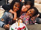 Американская киноактриса Шарлиз Терон нечасто показывает юзерам своих приемных дочерей - 10-летнюю Джексон (слева) и 7-летнюю Огаст