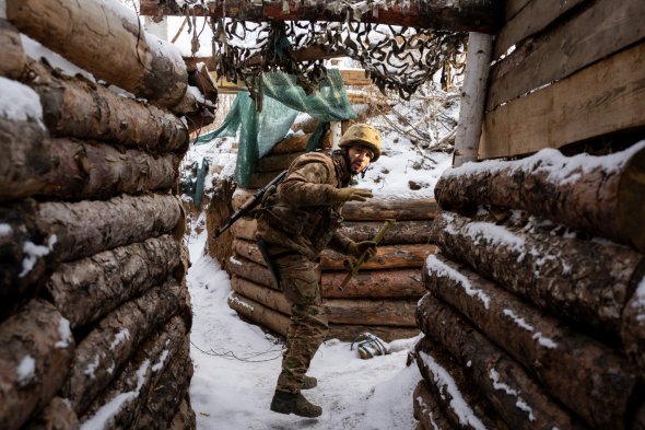 Солдат на лінії фронту у Золотому 