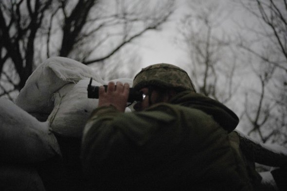 Солдат на лінії фронту у Золотому 