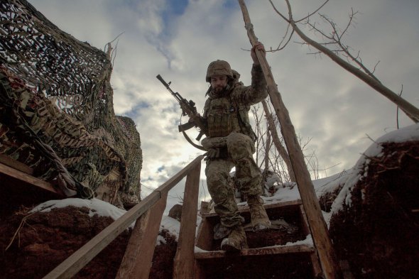 Український військовий на лінії фронту у Донецькій області 
