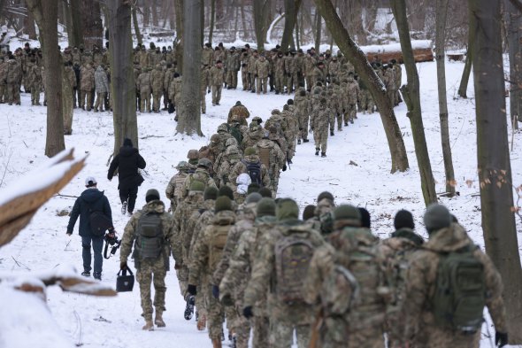 По всей Украине группы гражданских проходят начальную боевую подготовку