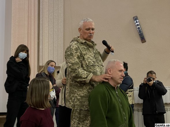 Виктор Краевский учит женщин находить болевые точки на шее противника, чтобы выбить его из равновесия