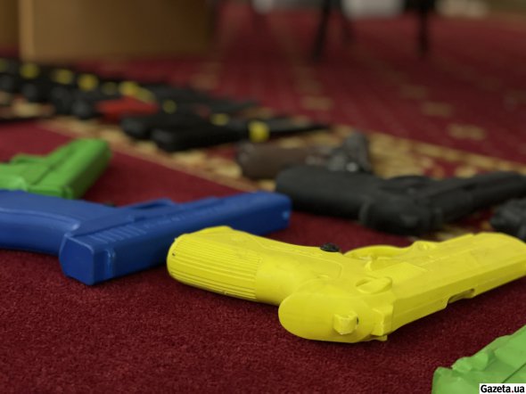Инструкторы учили женщин самообороне на игрушечном оружии