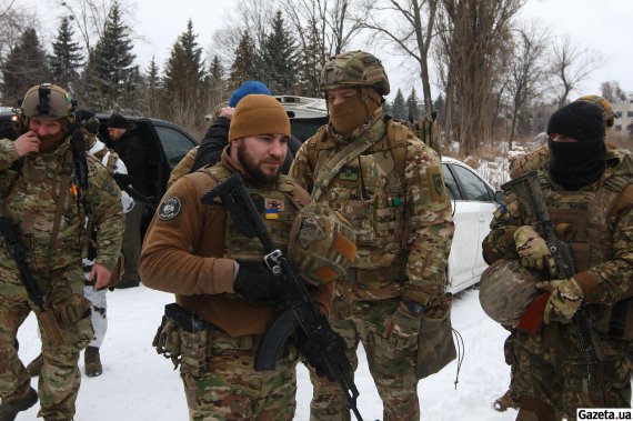 Сьогодні у Києві усіх охочих вчили тому, як потрібно правильно воювати і захищати своє життя під час імовірної великої війни з Росією