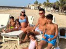 Аргентинська модель Джорджіна Родрігес, яка скоро народить близнюків португальському футболісту Кріштіану Роналду, похизувалася сімейним відпочинком у Дубаї