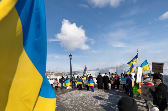 Українці Канади провели акцію підтримки України біля замерзлого Ніагарського водоспаду 30 січня