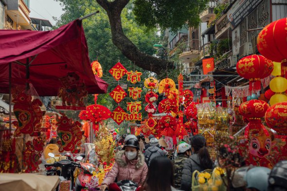 В Китае принято громко отмечать Новый год. На улицах в это время продается много сувениров и игрушек красного цвета. Среди китайцев он считается успешным
