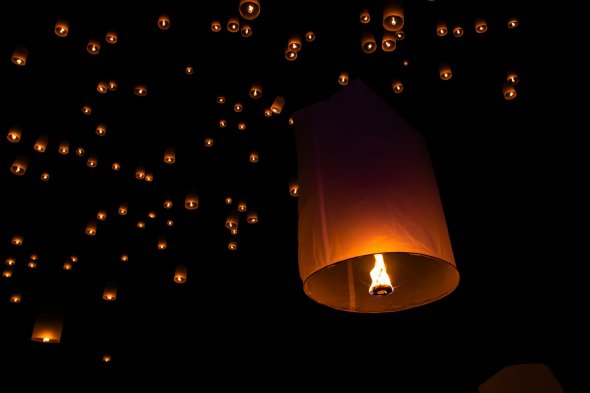 В последний день празднования Нового года китайцы запускают в небо тысячи небесных фонариков