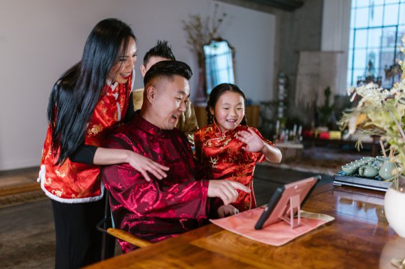 Новый год в Китае принято встречать в семейном кругу и нарядной одежде красного цвета