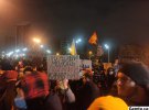 Сотни людей митингуют у телеканала НАШ. Требуют его закрыть