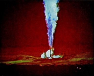 В інтернеті часто цим фото ілюструють розповіді про газовий факел біля Першотравневого. Однак, ця техногенна катастрофа сталася  у вересні 1963 року в іншому регіоні СРСР: на газовому родовищі біля селища Урта-Булак в Казахстані