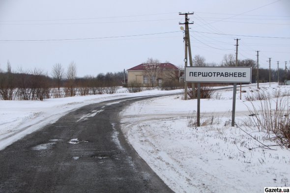 Дороги в Крестищенском старостинском округе – болезненная тема. Их разбивают тяжелые автомобили газодобывающей компании, говорит староста. Поэтому в село перестал ездить общественный транспорт