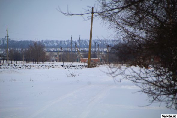 В кінці вулиці Нової в селі Першотравневому- невеликі розпайовані ділянки, а за ними - територія газокомпресорної станції