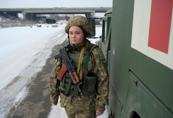 Дівчина-медик біля посту у Пісках, на околиці окупованого росіянами Донецька