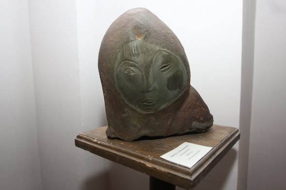 Метеоритний камінь Ада Рибачук і Володимир Мельниченко знайшли на острові Колгуєв. З нього зробили скульптуру і таємно перевезли в Київ. 