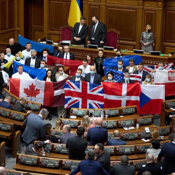 Народні депутати тримають прапори країн, які допомагають боротися із російською агресією