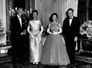 Королева Елизавета и принц Филипп позируют с 35-м президентом США Джоном Кеннеди и первой леди Жаклин Кеннеди в Букингемском дворце, 5 июня 1961 года
