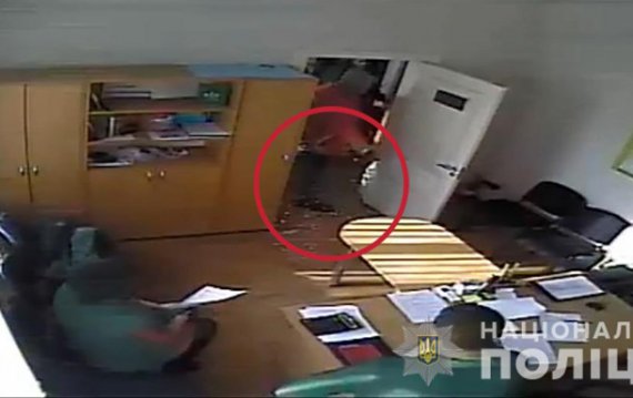Чоловік у стані алкогольного сп'яніння облив пивом чиновника, його робоче місце, оргтехніку та документи. Фото: zp.npu.gov.ua