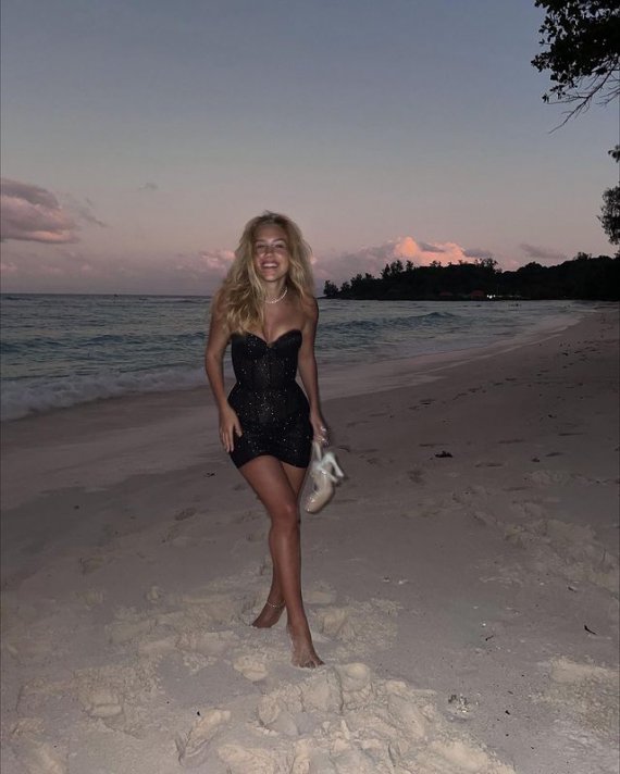 Блогерка Даша Квіткова, яку обрав герой реаліті "Холостяк-9" Нікіта Добринін, захоплює кадрами з відпустки на острові. Подружжя, яке насолоджується останніми днями відпочинку на Сейшельських островах разом з сином Леоном, побувало на романтичному побаченні