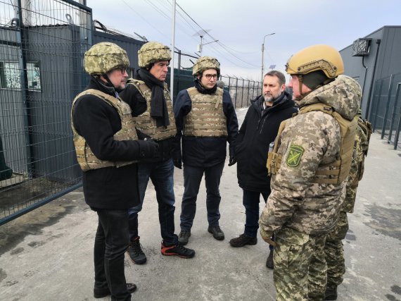Очільники МЗС трьох країн поспілкувалися з українськими військовими