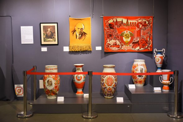 На выставке – вазы, посуда и ковры с советской символикой