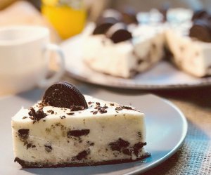 Сирник виходить ніжний завдяки желатиновій масі. Його прикрашають цілим печивом ”Орео” та чорним тертим шоколадом
