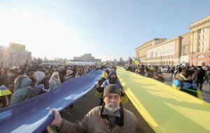 5 лютого харків’яни розгорнули 100-метровий синьо-жовтий прапор на майдані Свободи. Переконують, що у разі повномасштабного вторг­нення Росії всі стануть на захист України