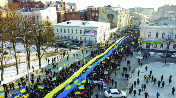 На Марш єдності в центрі Харкова 5 лютого вийшли майже п’ять тисяч людей. Колону супроводжували кінологи із собаками та поліція. Напередодні захід намагалися заборонити. Але Харківський окружний суд відхилив позов