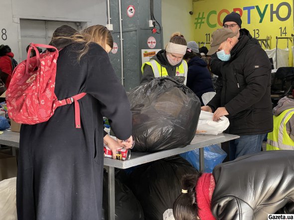 У павільйоні сировину сортують на столах. Розібратися із відходами допомагають консультанти