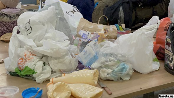 Більшість відвідувачів приїхали на сортувальну станцію не вперше, тому знають, що і де лишати. Можна також скористатися послугою досортування. У такому випадку за вас все зроблять працівники. Варто тільки заплатити 240 грн за 100 л сировини