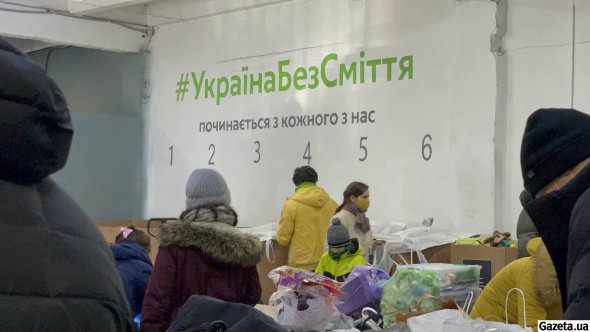 Більшість відвідувачів приїхали на сортувальну станцію не вперше, тому знають, що і де лишати. Можна також скористатися послугою досортування. У такому випадку за вас все зроблять працівники. Варто тільки заплатити 240 грн за 100 л сировини