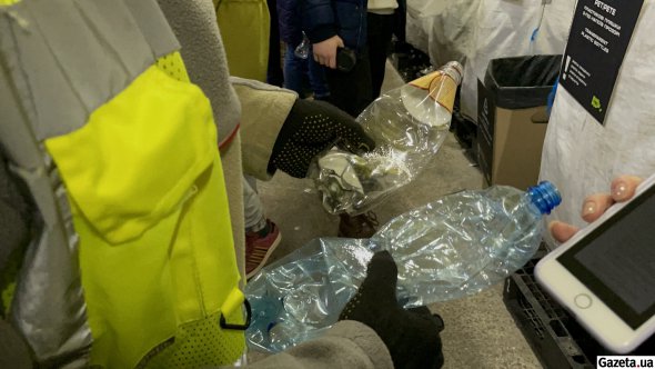 На фото дві пластикові пляшки. Однак вони виготовлені із різних матеріалів, тому відправляються на окремі види переробки