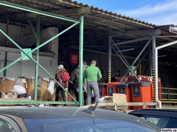 Сортувальна станція працює з середи по неділю. Вторинну сировину відвідувачі сортують самостійно. Тут приймають близько 50 різних видів відходів