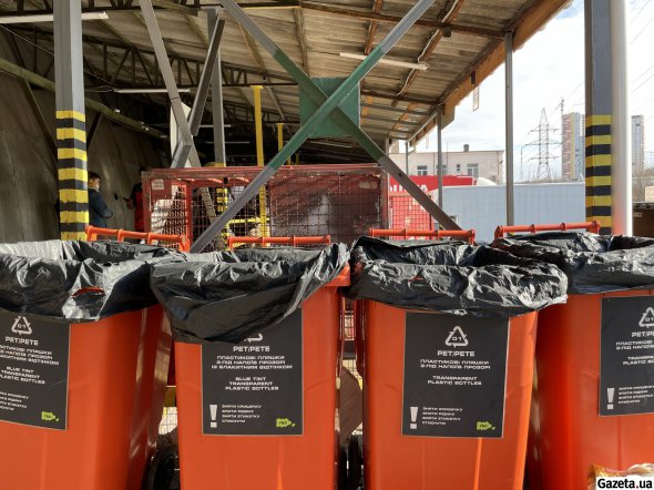 Контейнери для сміття стоять на ґанку та в павільйоні. Привозять сюди скло, різні види пластику та картону, стару техніку, парасольки, окуляри, книги, залізні ємності та багато іншого